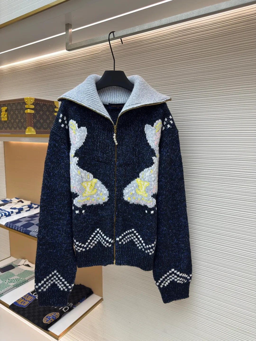 LOUIS VUITTON Nigo series zipper knitted tunic jacket ●Authentic product: 25000 purchase and development ●Item number: 1680005-B40 ●Fabric: wool fabric ●Technology: jacquard production ●Version: fitted version ●Weight: about 1430 grams ●Size: S-M-L-XL ●Description: This tunic jacket focuses on Pharrell Williams and Nigo in 2025 A creative picture drawn together in autumn and winter. A koi carp wearing the LV logo swims on the front, and behind the cherry blossoms and Japanese text marks, Nigo’s cultural origins are revealed. Sophisticated patterns are intarsia and embroidered on a cotton-wool-blend knit that's textured as finely as if it were handmade. Beaded zip pulls add an elegant touch to the comfortable silhouette. The overall wiring is straight and delicate, the fabric is comfortable and soft, and the color is consistent without color difference. It can be matched with the same style to create a fashionable look and control various occasions. Customized accessories, complete with three standards, same style for men and women!
